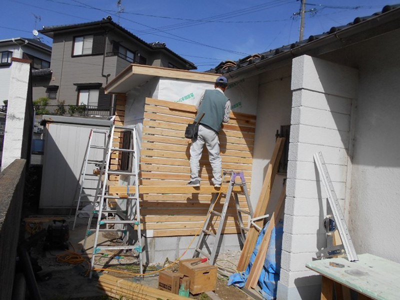 壁廻りにモルタル下地のバシ板を施工します！！