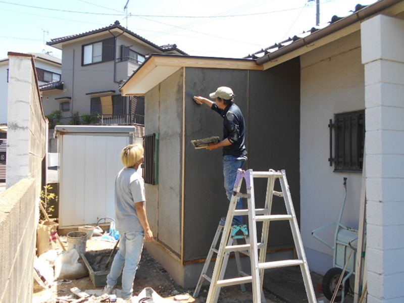 壁廻りにモルタルを塗って行きます！！