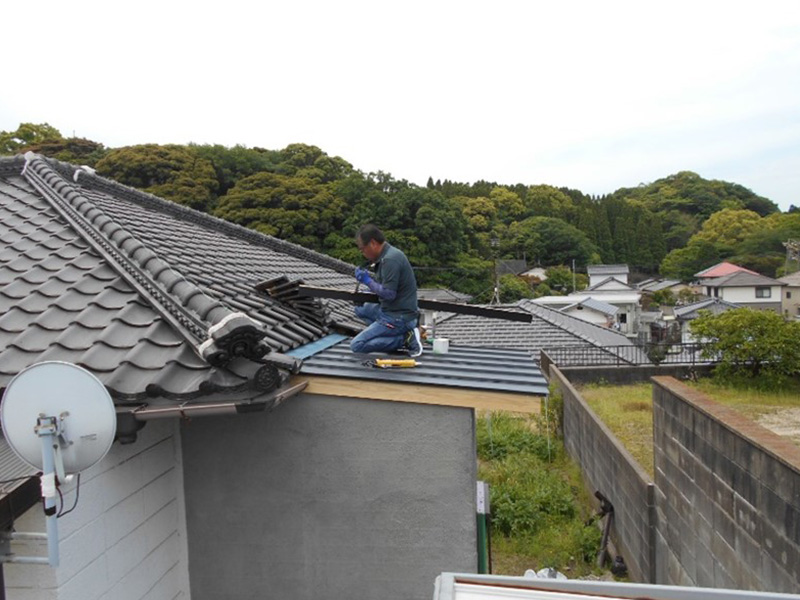 既存の瓦の中に板金を差し込み雨漏れがない様に工事をします！！